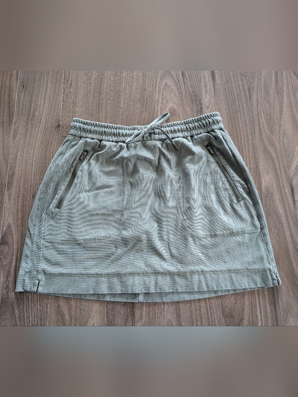 Athleta Light Green Olive Drawstring Mini Skirt with Zip Pockets (Size 4)